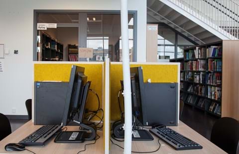 bord afskærmning med gul filt